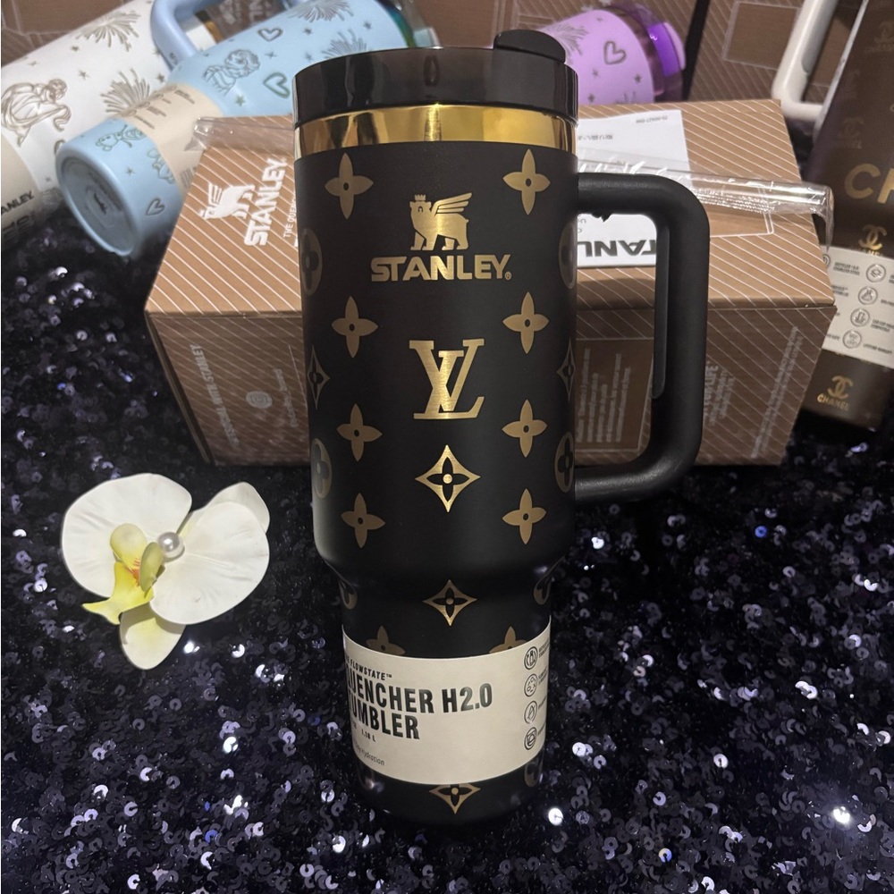 Perfect  gift for him🎁Tumbler black and gold - Picture 1 of 4